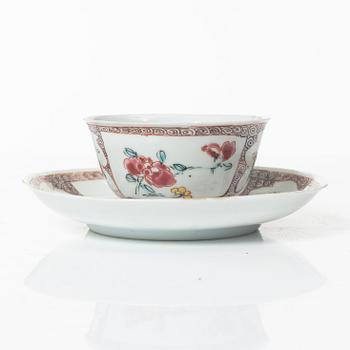 A Chinese famille rose ewer, a a cup with cover, a cup with saucer, a box and a censer, Qing dynasty, 18th and 19th cent.