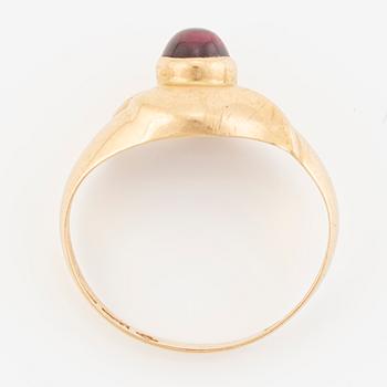 Ring 18K gold with cabochon-cut red synthetic stone.