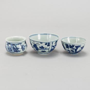 Two blue and white bowls and a censer, Ming dynasty (1368-1644).