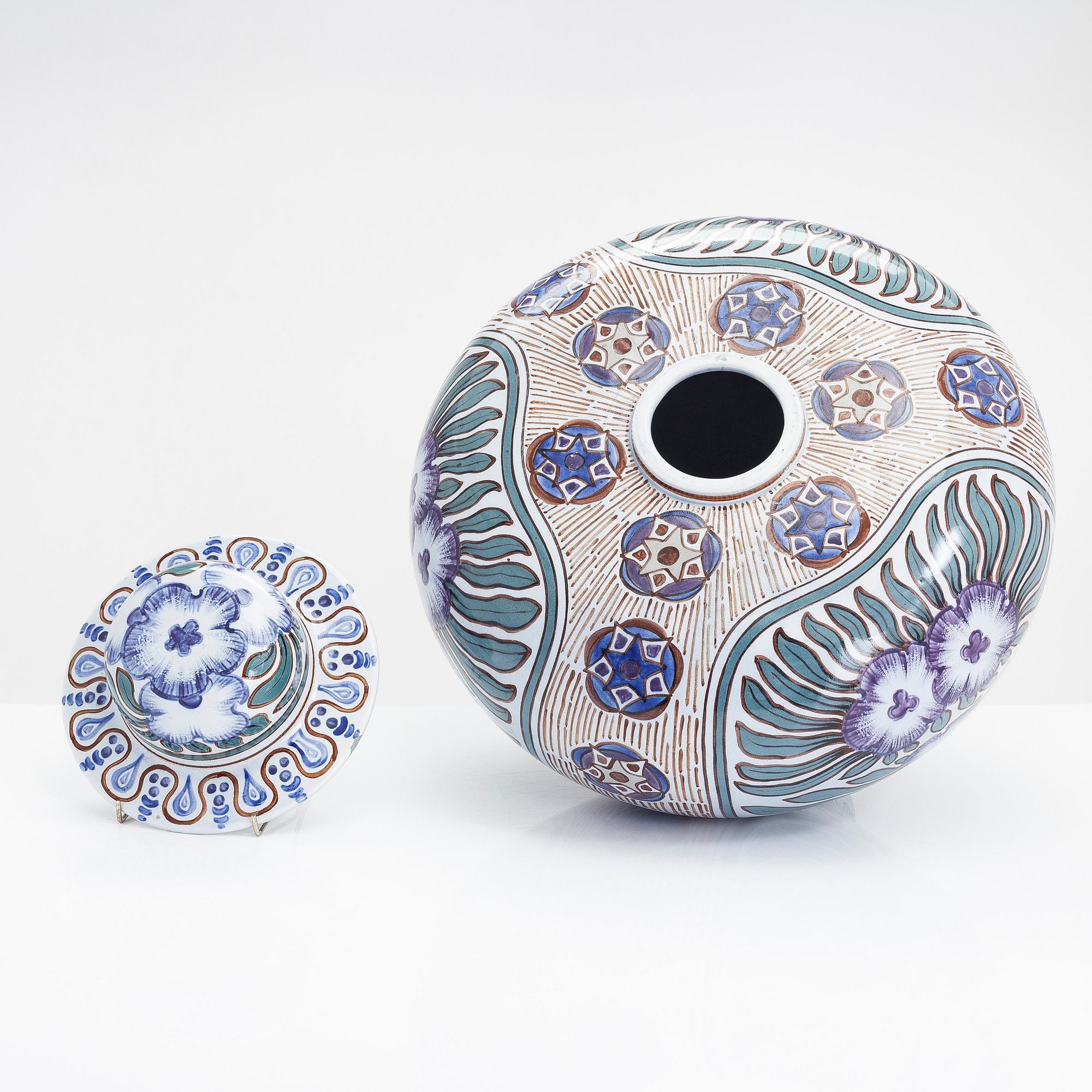 Thure Öberg, A ceramic urn for Arabia, Finland, signed T. Öberg Arabia 1920.
