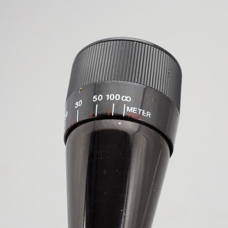 GEVÄRSTILLBEHÖR, bland annat 4 kikarsikten. 1900-tal.