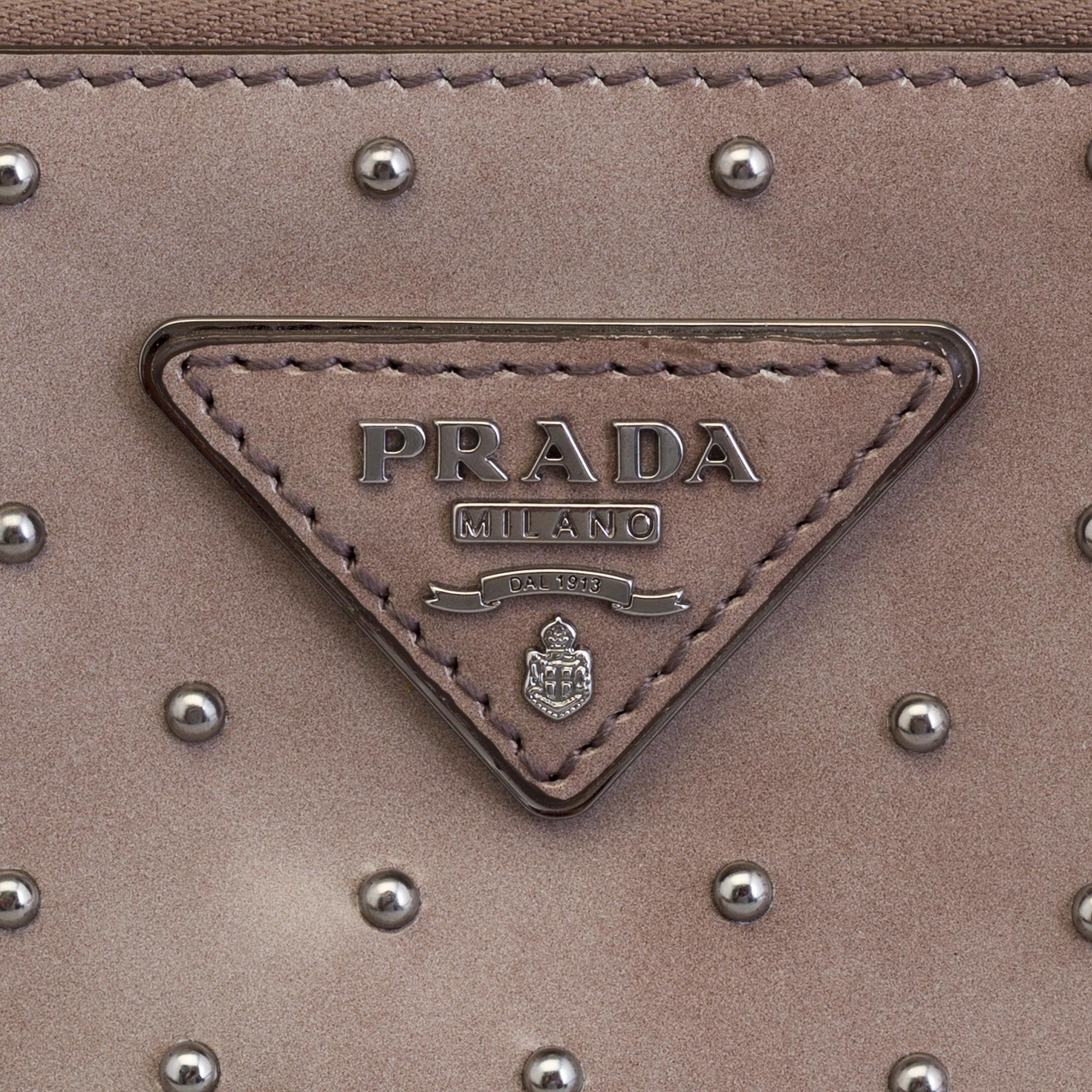 A CLUTCH, PRADA.
