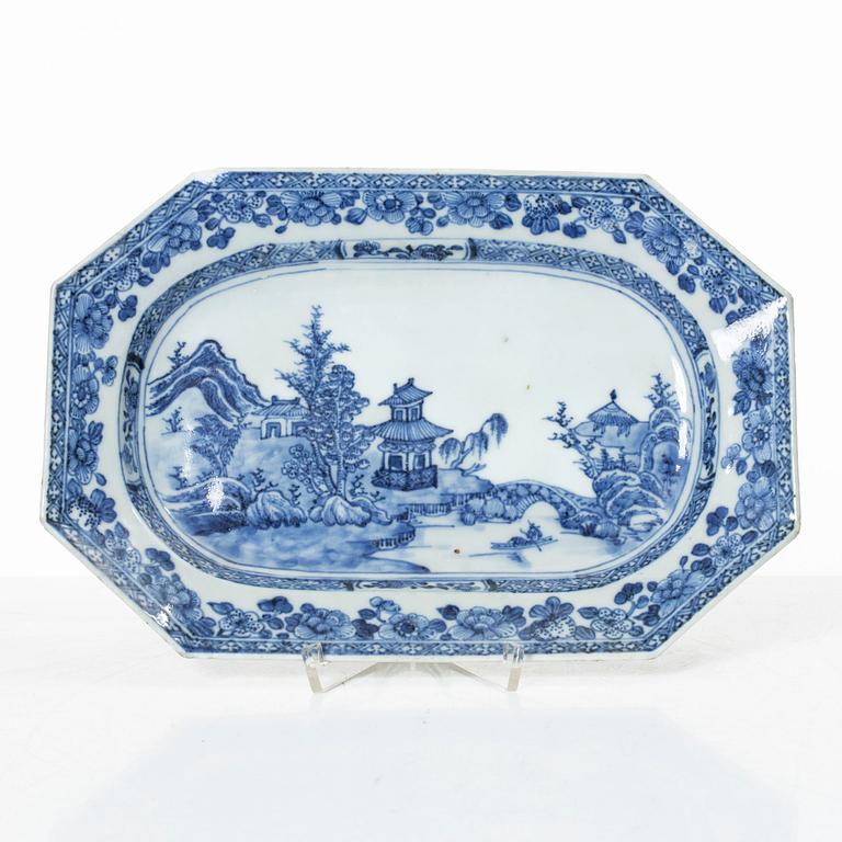 A blue and white tea pot with cover and serving dish, Qing dynasty, Qianlong (1736-95).