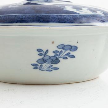 A pair of blue and white covered porcelain dishes, China, Qing dynasty, around 1800.