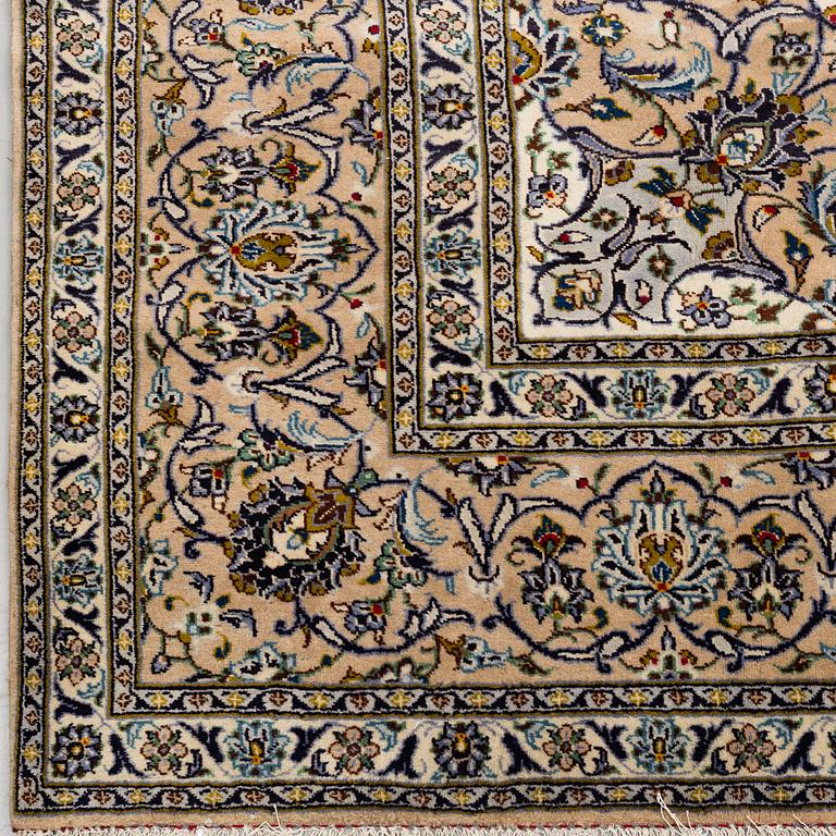 A carpet, Kashan, ca 399 x 304 cm.