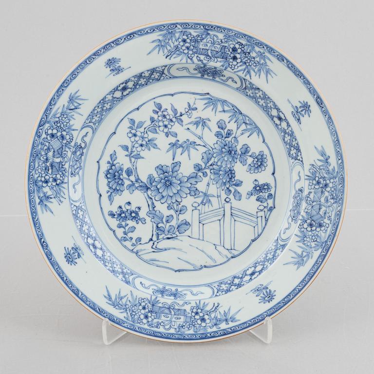 A blue and white serving dish, Qing dynasty, Yongzheng (1723-35).