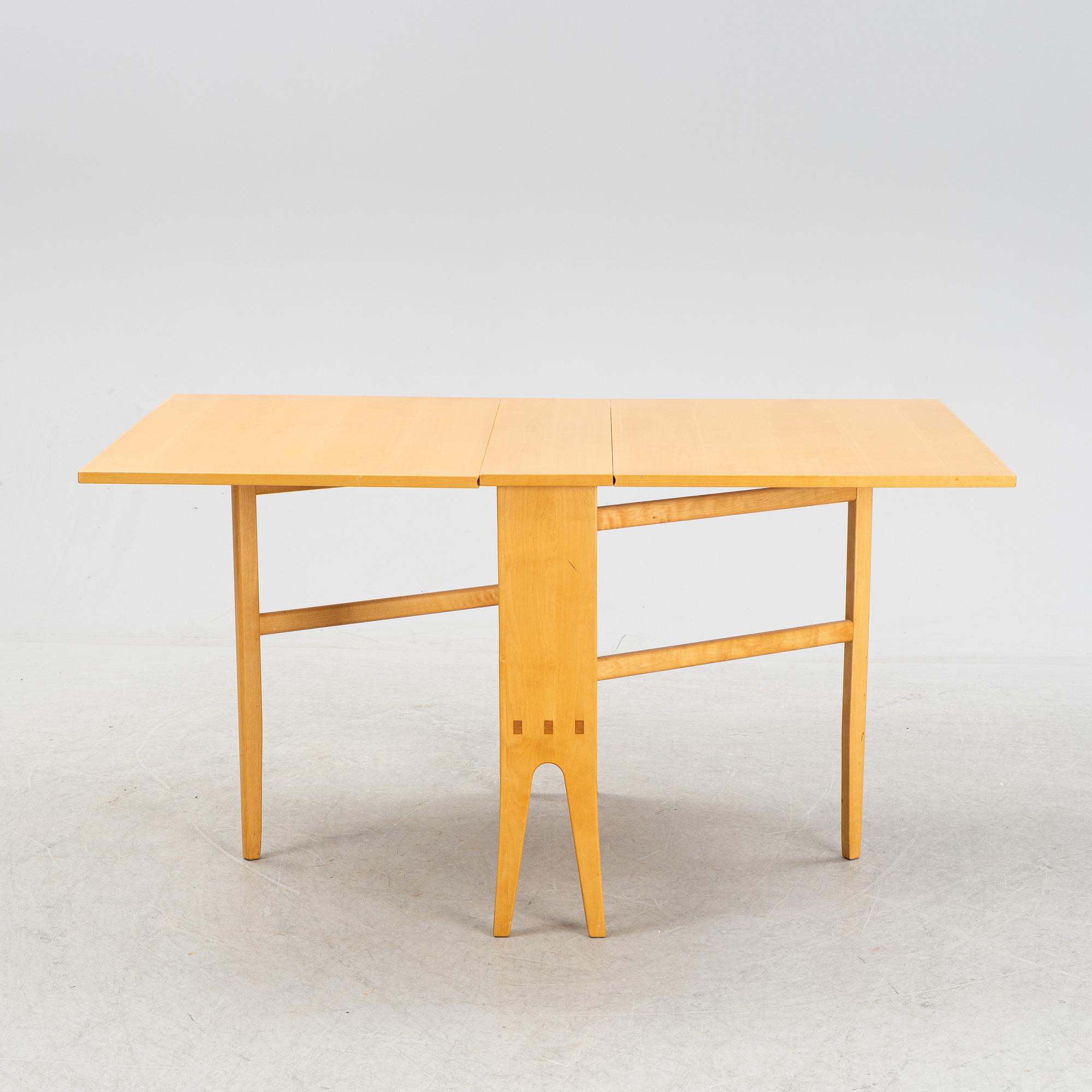 A 'Talavid' birch gate leg table by Carl Malmsten, end of the 20th Century.