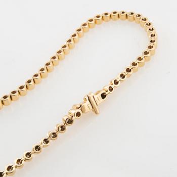 Tennis bracelet in 18K gold with round brilliant-cut diamonds.