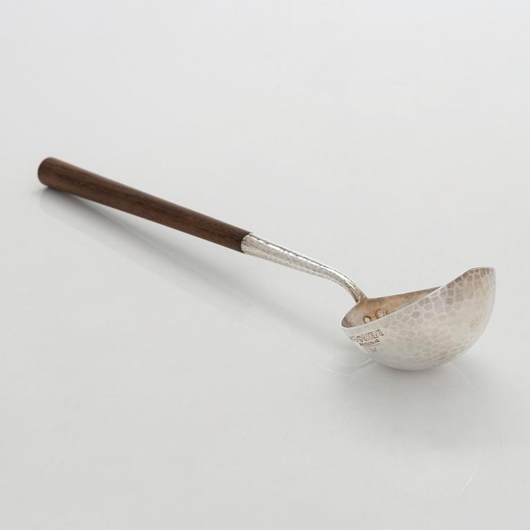 Tapio Wirkkala, boolimalja ja -kauha, hopeaa, palisanteri, Kultakeskus, Hämeenlinna, 1974.