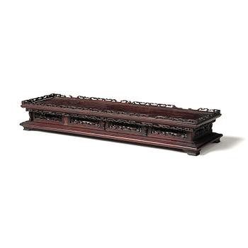 847. Ställ, hardwood. Qingdynastin, 1800-tal.