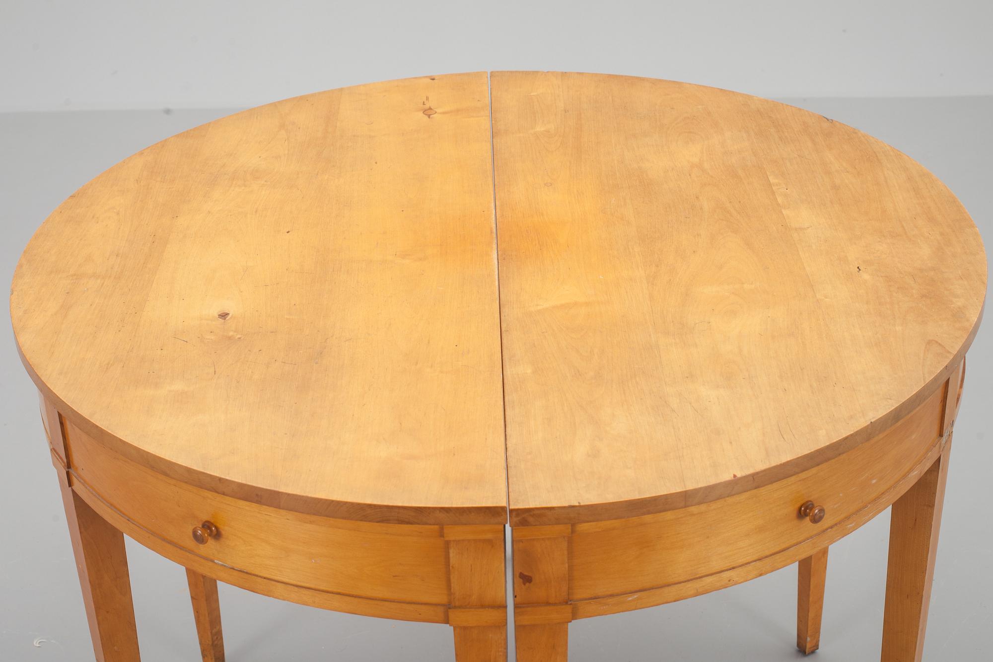 BORD, ett par, halvmåne. Signerade och daterade 1920.