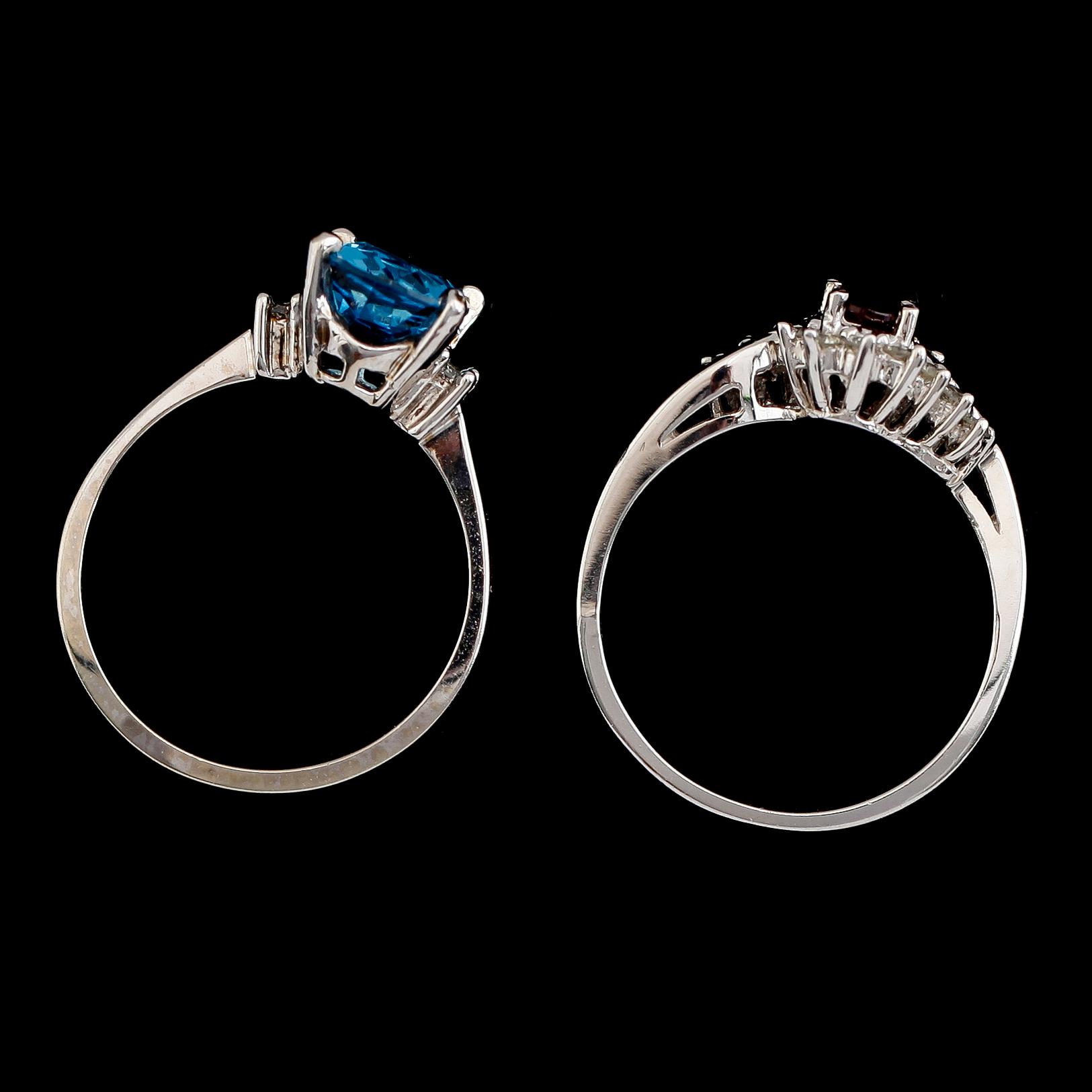 RINGAR, 2 st, 10 k vitguld med diamanter och blå och röd sten. Total vikt ca 4 gram.