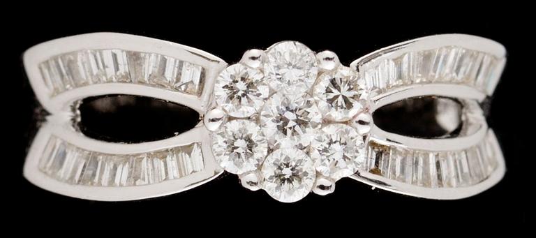 RING, 18K vitguld med briljant- och baguettslippade diamanter.