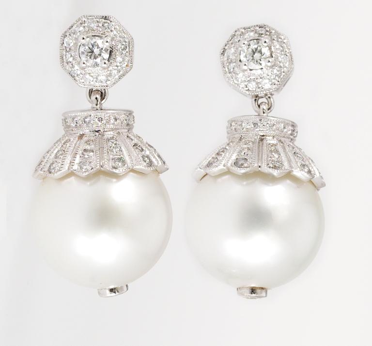 EARPENDANT, brilliant cut diamonds, 1.51 cts and cultured South sea pearls, app. 14,5-15,5 mm.