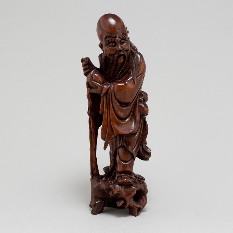 A 20TH CENTURY CHINESE CARVED WOOD FIGURE.