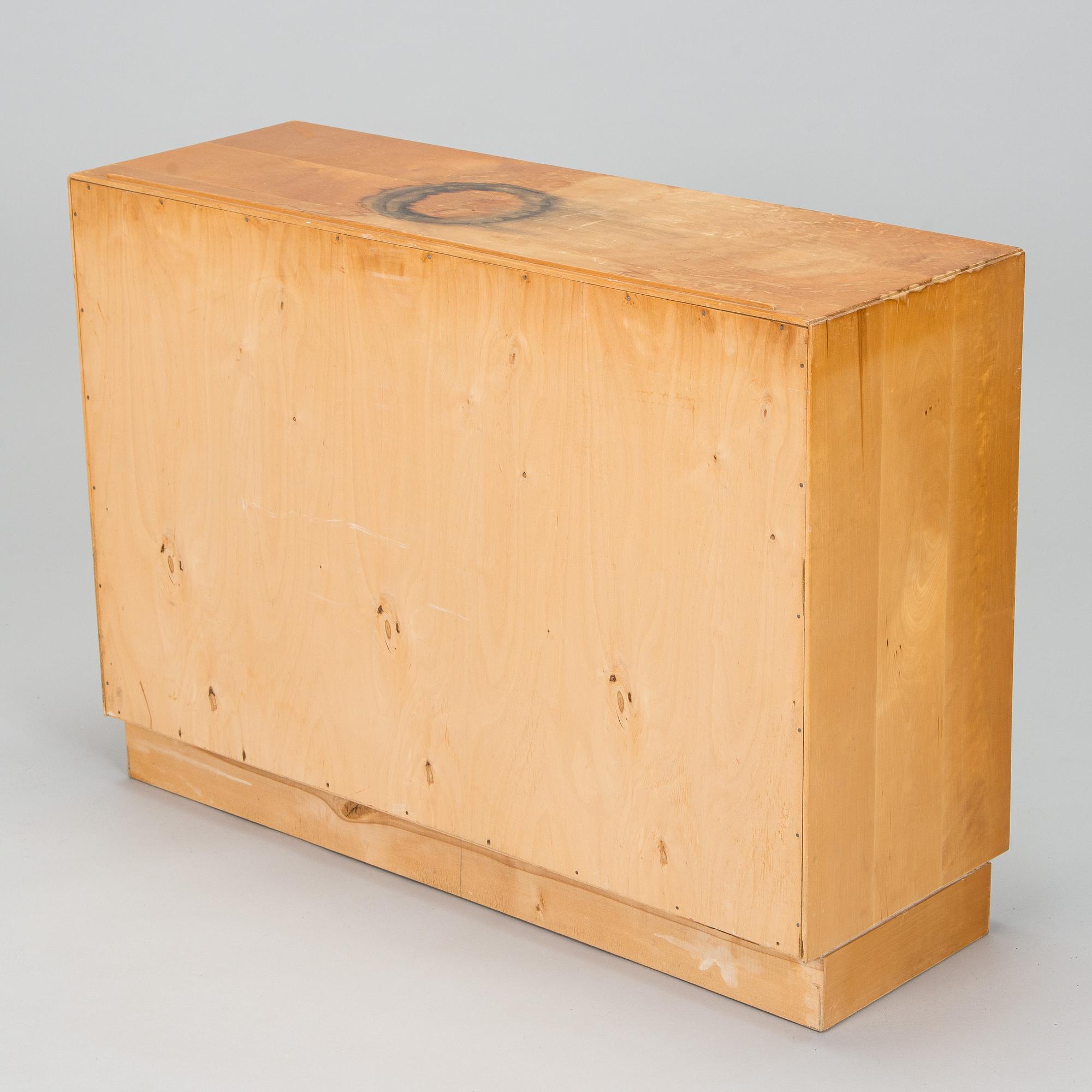 Aino Aalto, kirjahylly /kirjakaappi, malli 404, O.Y. Huonekalu- ja Rakennustyötehdas A.B, 1950-luvun alku.