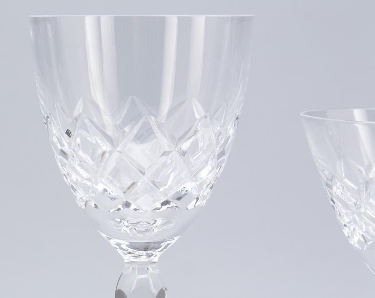 GLASSERVIS, 82 delar, glas, "Karolina", Gunnar Cyrén för Orrefors. 1900-talets andra hälft.