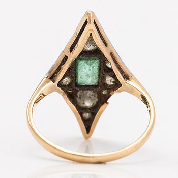 An 18K gold ring with an emerald and diamonds ca. 0.68 ct in total. A Tillander, Helsinki 1922.