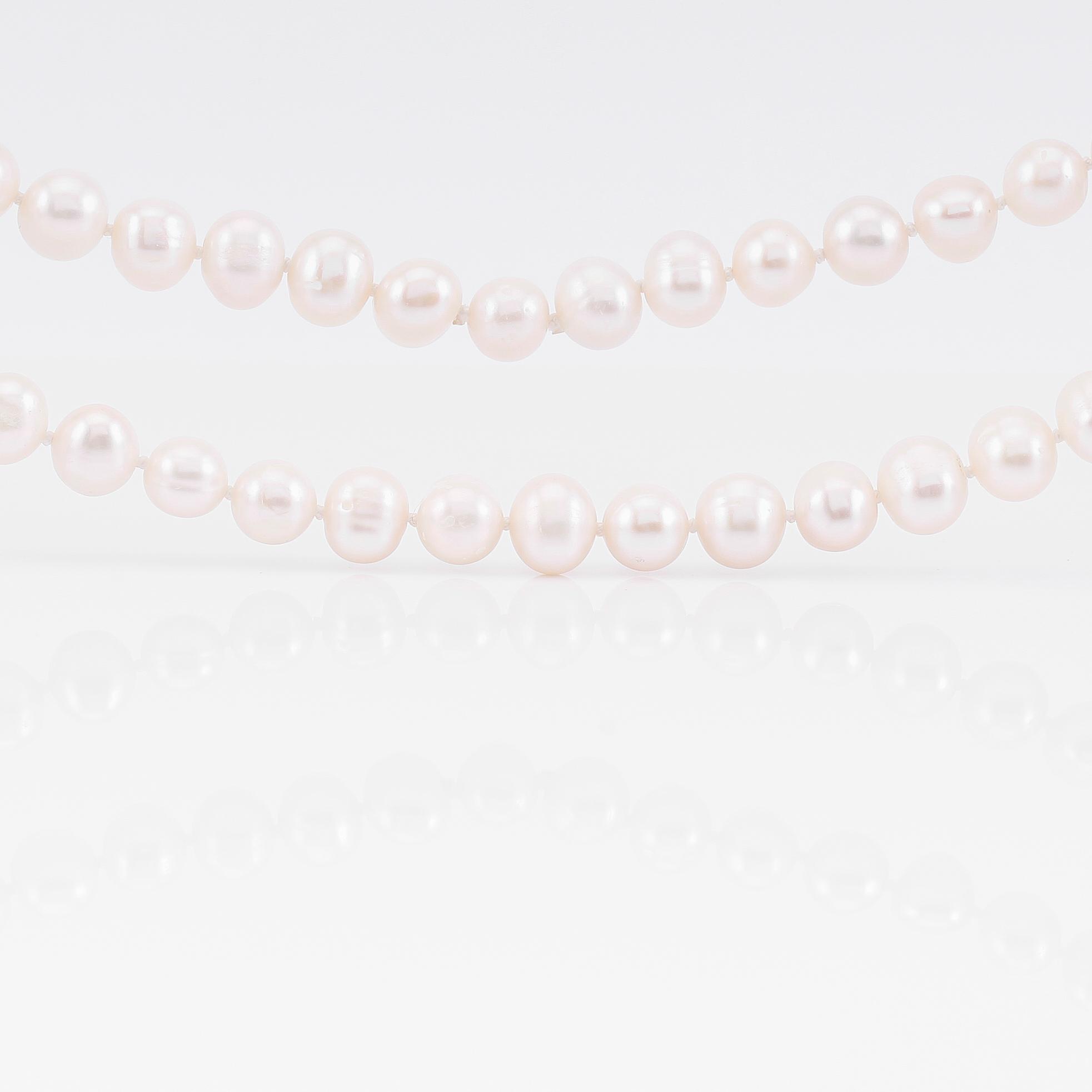 HALSBAND, vittonade odlade sötvattenspärlor.