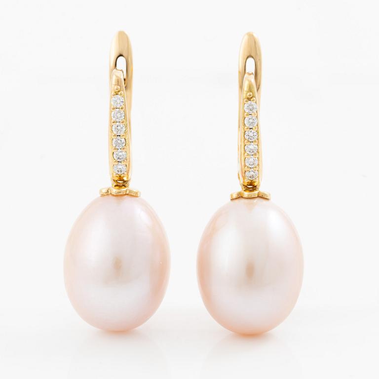 Örhängen 18K guld med odlade sötvattenspärlor och briljantslipade diamanter.