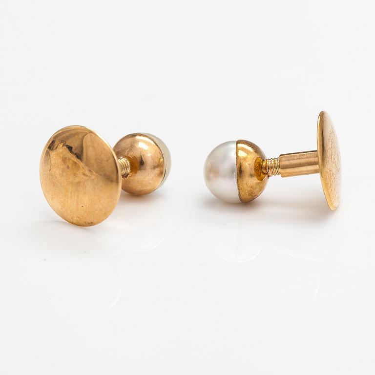 Nappeja frakkipaitaan, 18K kultaa ja viljellyt helmet. Iisakki Saha, Pori 1929.