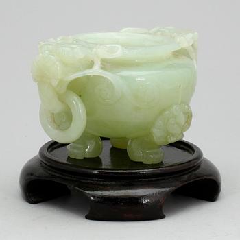 RÖKELSEKAR, färgad kvartsit. 1900-tal.