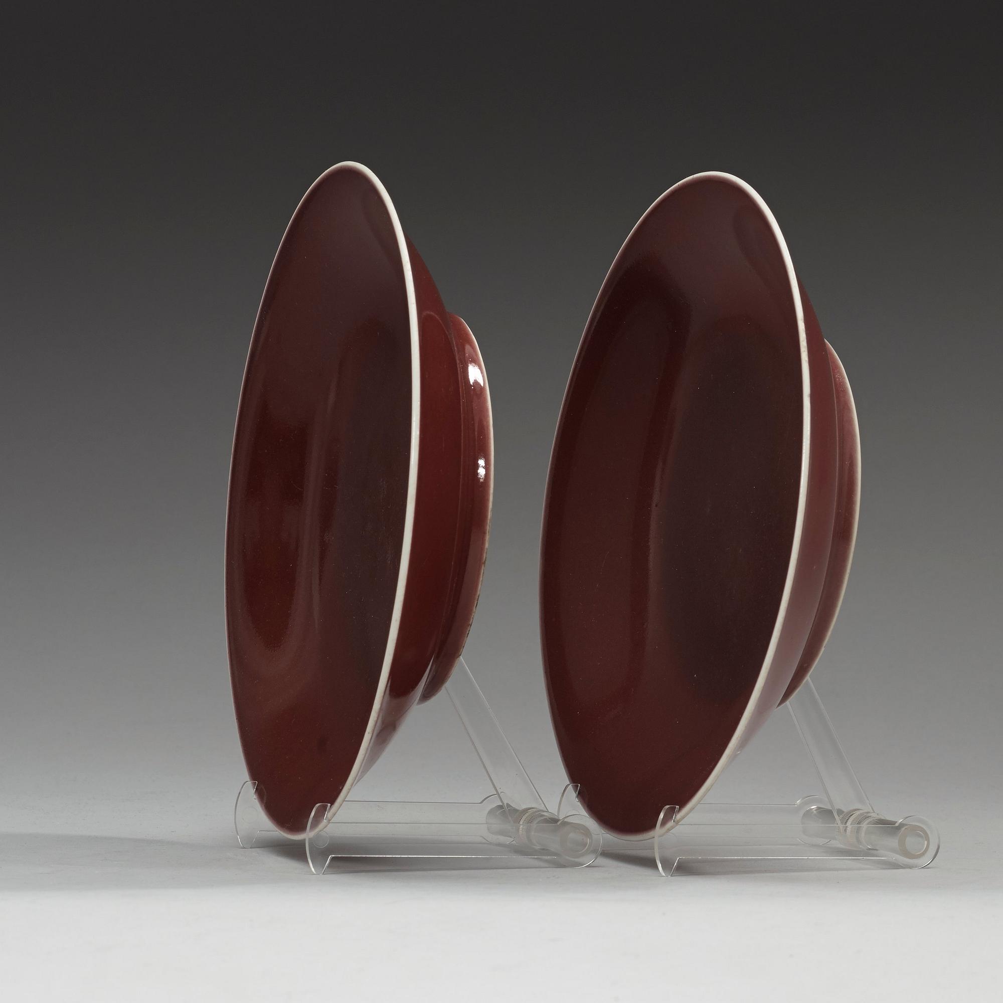 A pair of 'sang de boef' glazed plates, Qing dynasty (1644-1912) with Qianlongs sealmark.