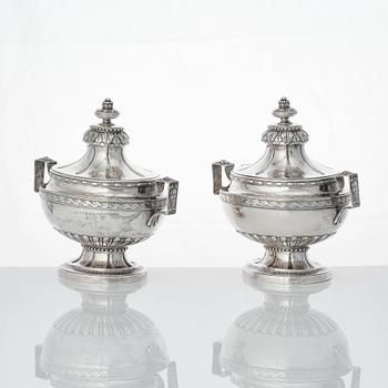 Arvid Floberg, såsterriner med lock och fat, ett par, silver, Stockholm 1780. Gustavianska.
