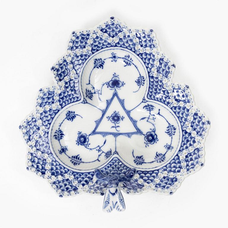 Royal Copenhagen, fat, porslin, "Musselmalet", helblonde, Danmark. 1974-1978.