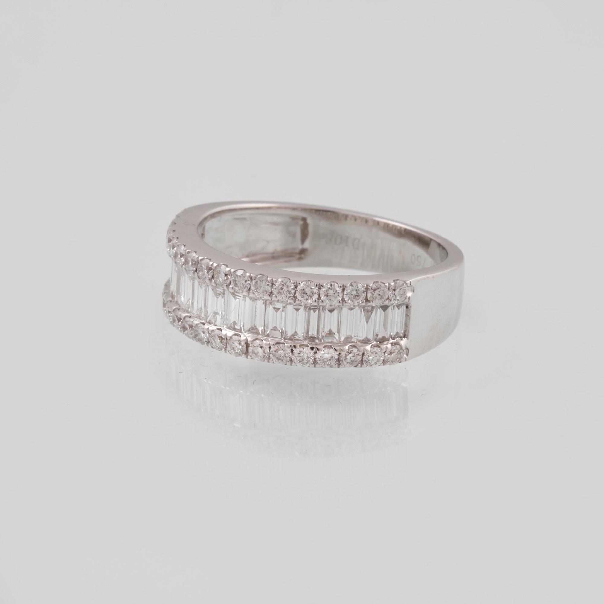 RING, 18K vitguld med briljant och baguettslipade diamanter 1.08 ct. Vikt 4,6 gram.