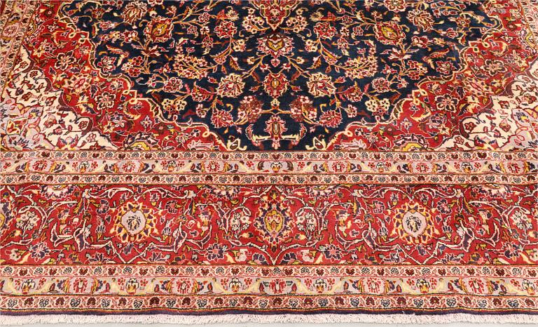 A Keshan carpet, approx. 475 x 304 cm.