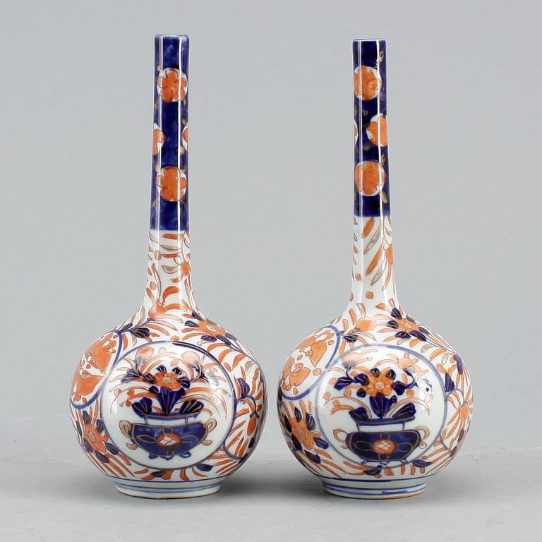 VASER, ett par, porslin, Japan. Sekelskiftet 1900.