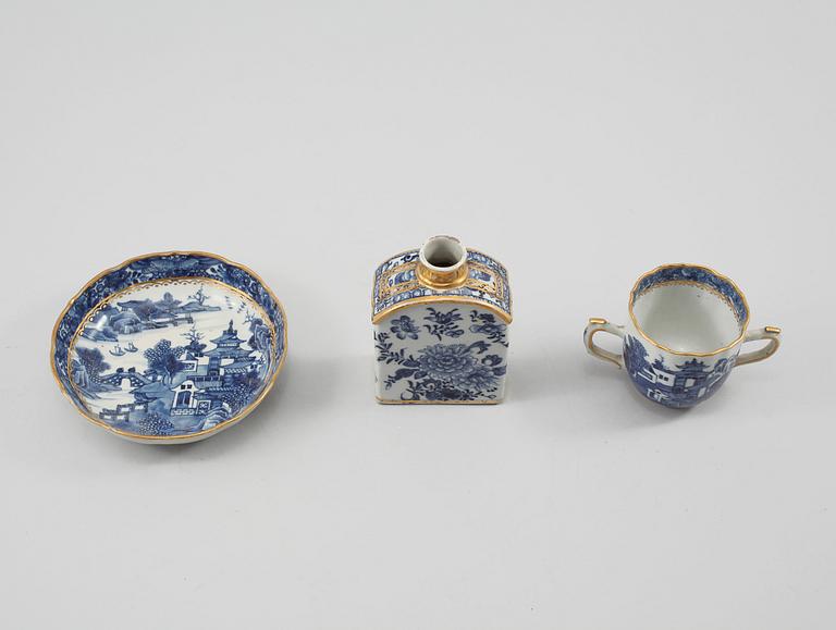 TEDOSA samt KOPP MED FAT, porslin, Kina, 1700-tal.