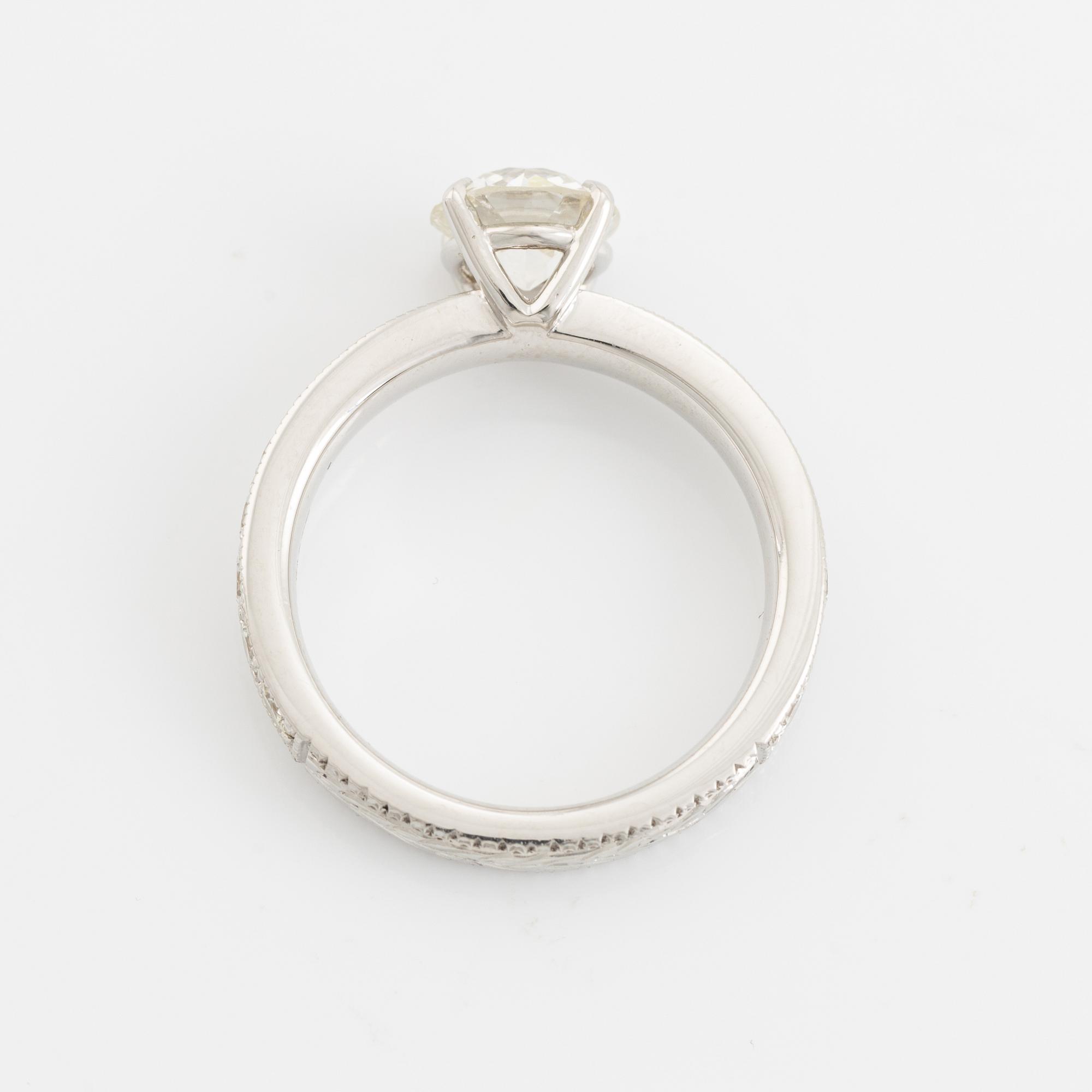 Ring med gammalslipad diamant.