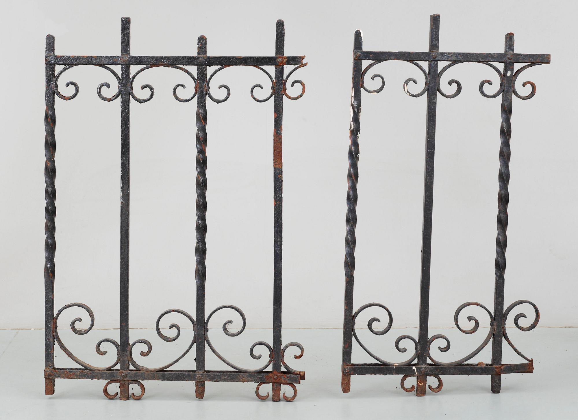 GRINDAR, ett par. Gjutjärn, 1900-talets första hälft.