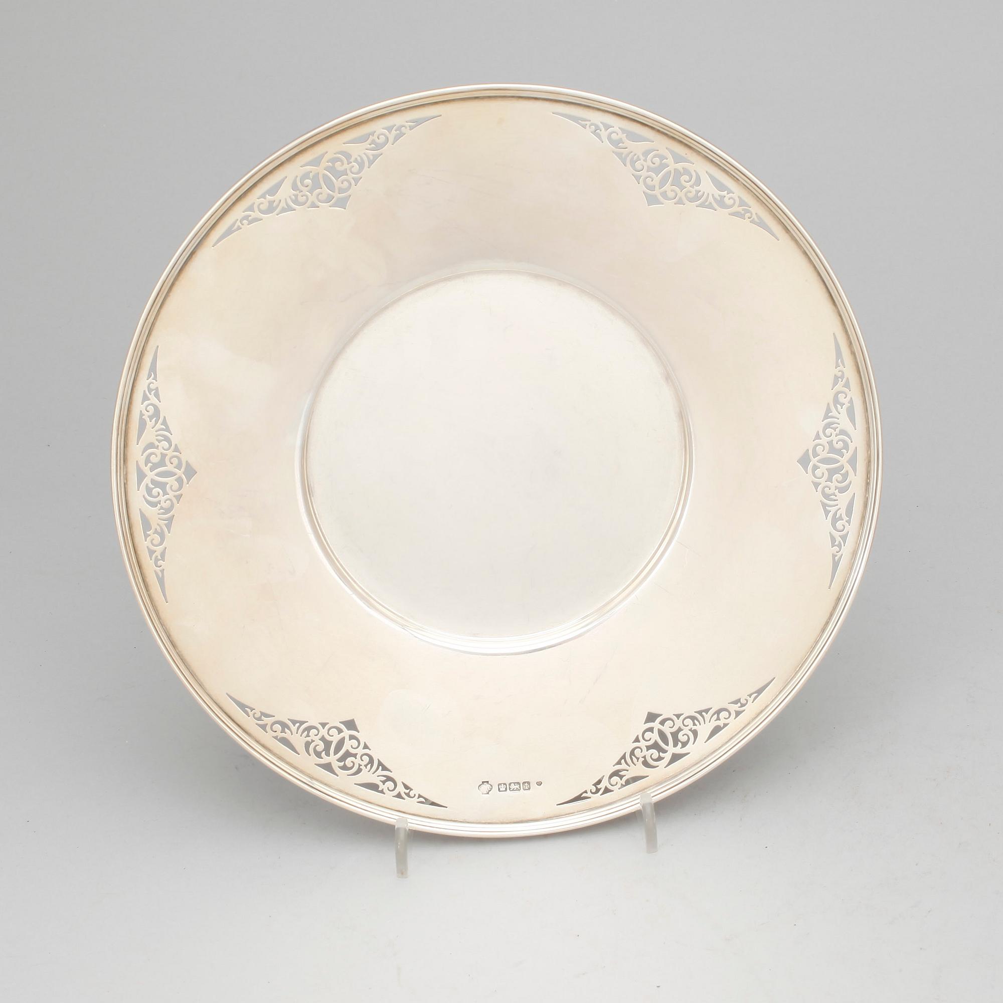 SKÅL samt FAT, silver, William Hutton & Sons, Sheffield, England, 1911. Total vikt ca 682 gram.
