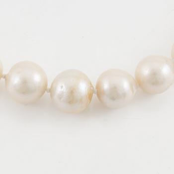 Necklace with cultured freshwater pearls, clasp 18K gold.