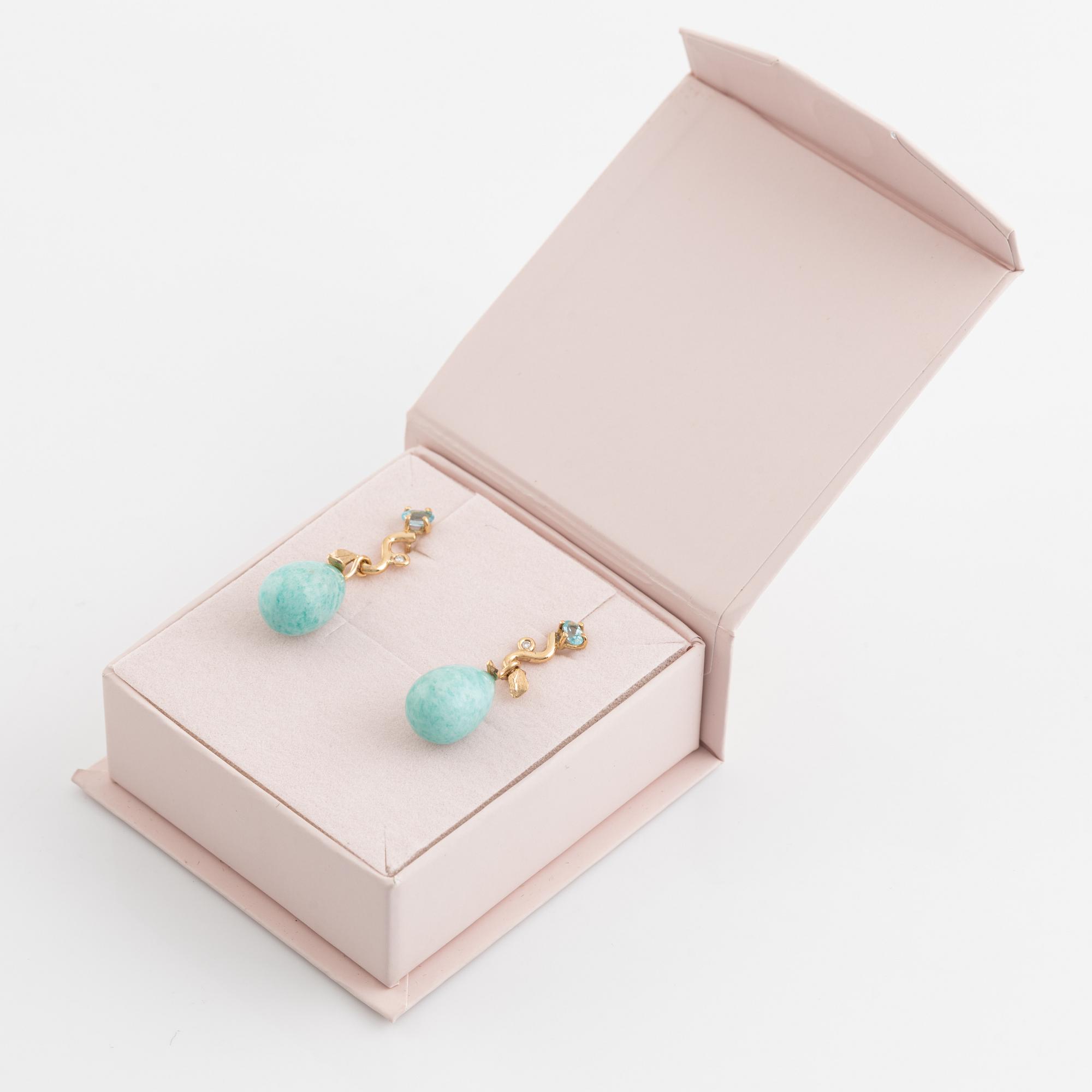 Örhängen med droppformad amazonit, apatit och briljantslipade diamanter.