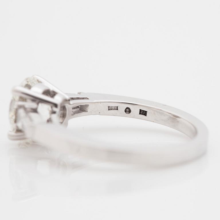 A brilliant- and trapezoid diamond ring. Total carat weight circa 2.00 cts. Quality circa F-G/VS.