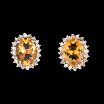 ÖRHÄNGEN, ett par, 14k guld med gul citrin och små diamanter. Vikt 2,2g.