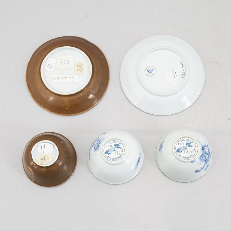 A group of three Chinese porcelain cups, two sacuers and a small teapot, Qing dynasty, 18th century.