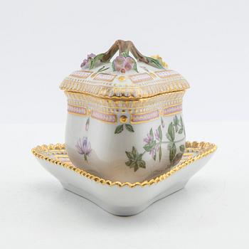 Royal Copenhagen, Crèmekopp med lock och fat, porslin, "Flora Danica", Royal Copenhagen, Danmark.