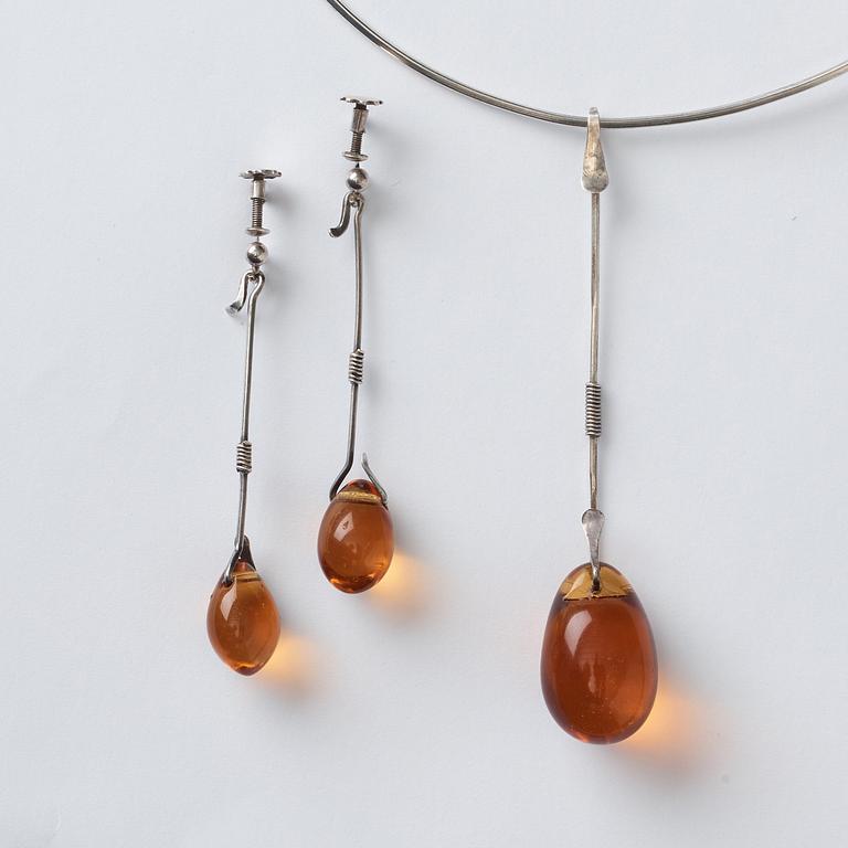 Vivianna Torun Bülow-Hübe, a silver necklace and pair of earrings set with drop-shaped amber coloured glass, Stockholm 1953.