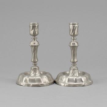 LJUSSTAKAR, ett par, tenn, otydliga stämplar, Rokoko, 1700-tal.