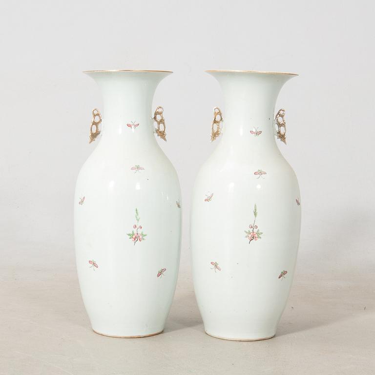 Golvvaser ett par Kina 1900-tal porslin.