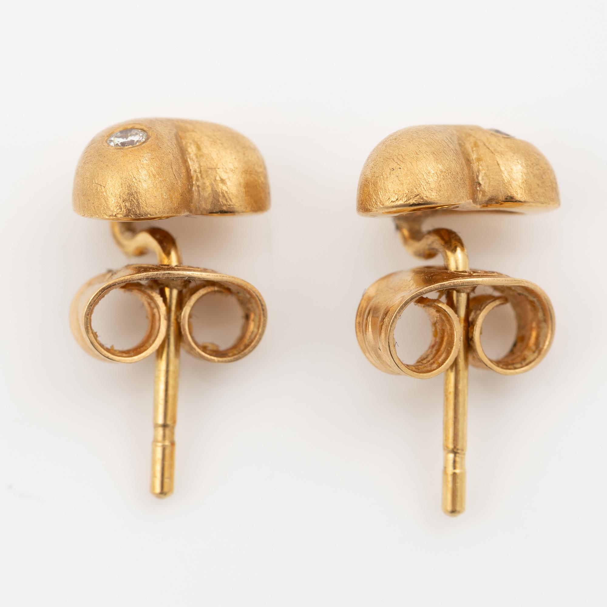 Ole Lynggaard a pair of earrings in 18K gold set with round brilliant-cut diamonds, in the shape of hearts.