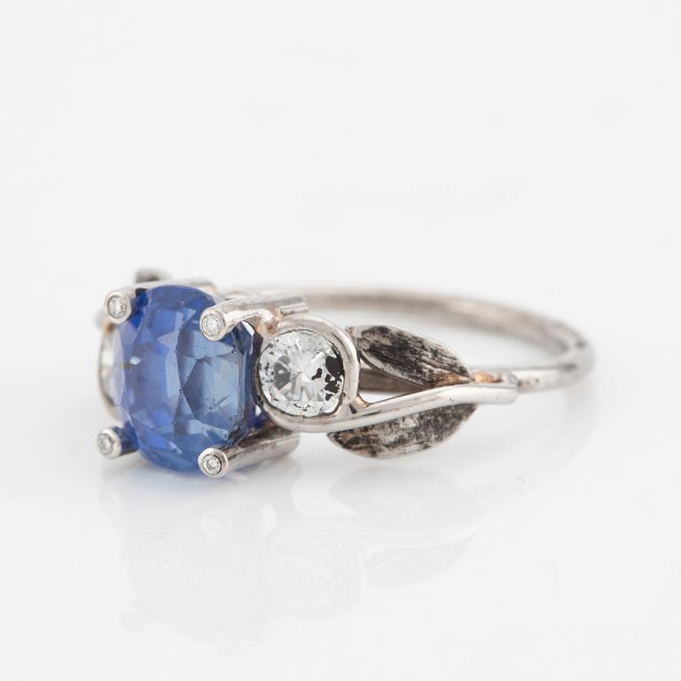 Ring with sapphire and brilliant-cut diamonds.