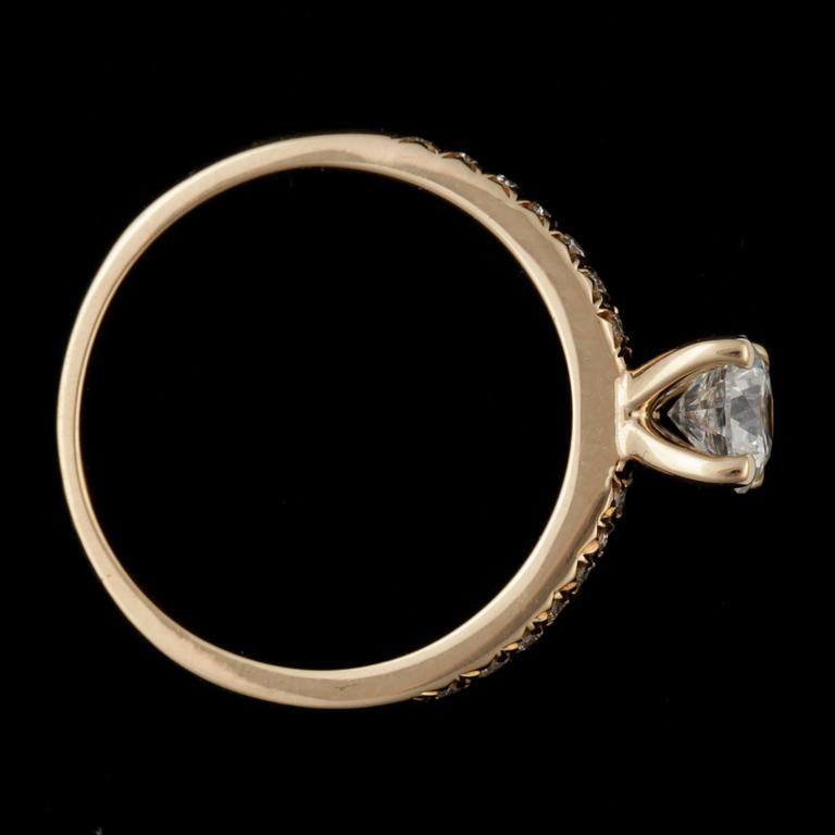 RING, 18k guld med briljantslipade diamanter, centrumsten ca 0,53ct. Certifikat IGL finns. Vikt 2,5g.