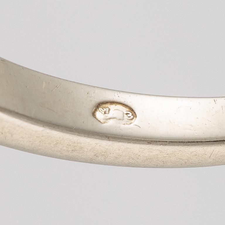 Ring in 18K white gold set with five old-cut diamonds.