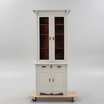 Vitrinskåp, jugend, 1900-talets början.